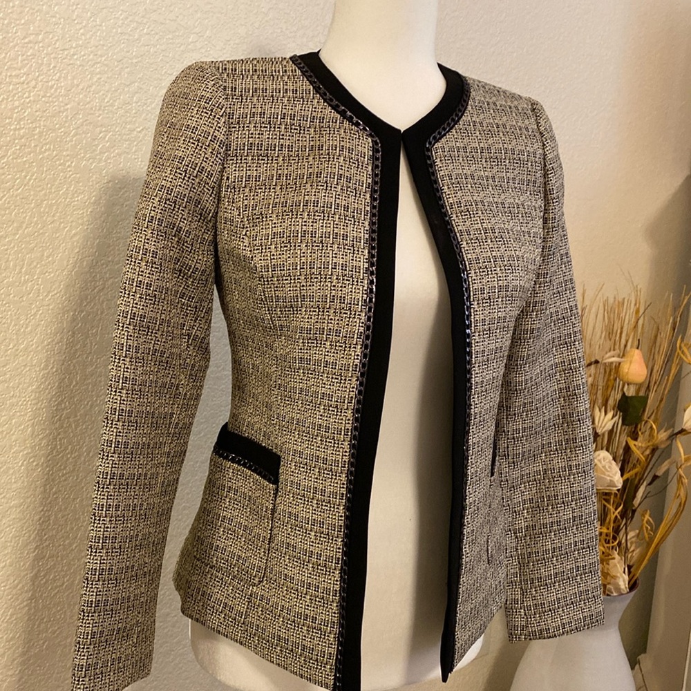 Tahari Jaquard knit style jacket w/chain outlined design w functional pocket